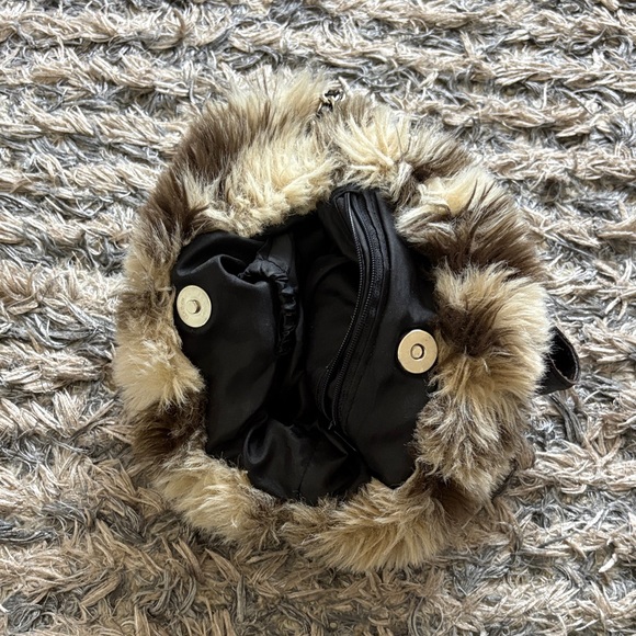 Elegant Faux Fur Shoulder Bag with Chain Handle - Picture 7 of 11